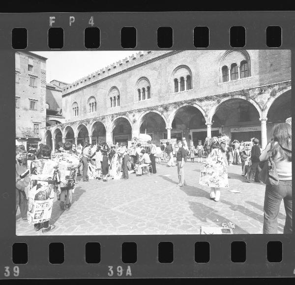 Happening a sostegno dell'isola pedonale - Preparazione dei ragazzi -  Mantova - Piazza delle Erbe - Palazzo della ragione - Palazzo del Podestà