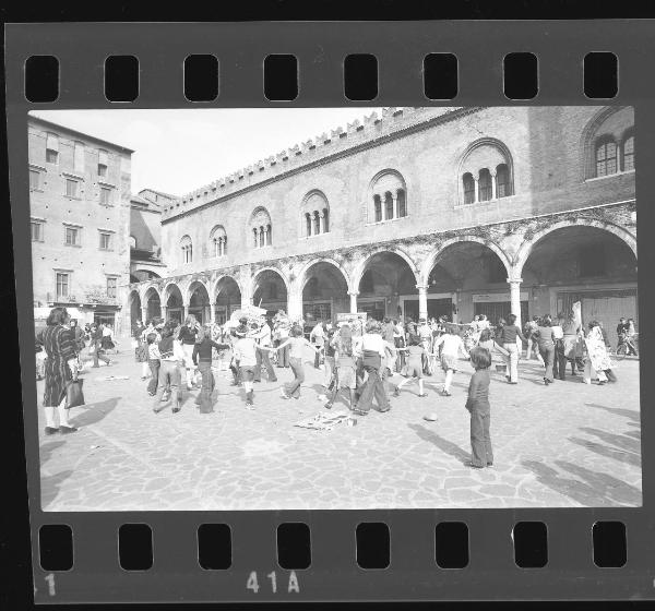 Happening a sostegno dell'isola pedonale - Ragazzi e insegnanti - Mantova - Piazza delle Erbe - Palazzo della ragione - Palazzo del Podestà