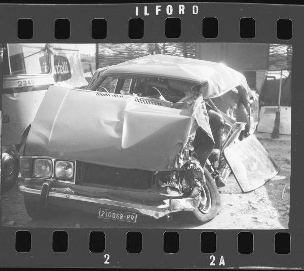 Incidente stradale - Strada Sabbionetana - Auto incidentata - « Fiat 125 »