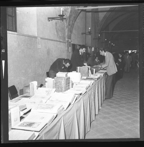 Mostra mercato del libro e della stampa antichi - Mantova - Via Angelo Scarsellini 2 - Chiesa di S. Francesco - Salone Mantegnesco - Antiquari-librai e visitatori