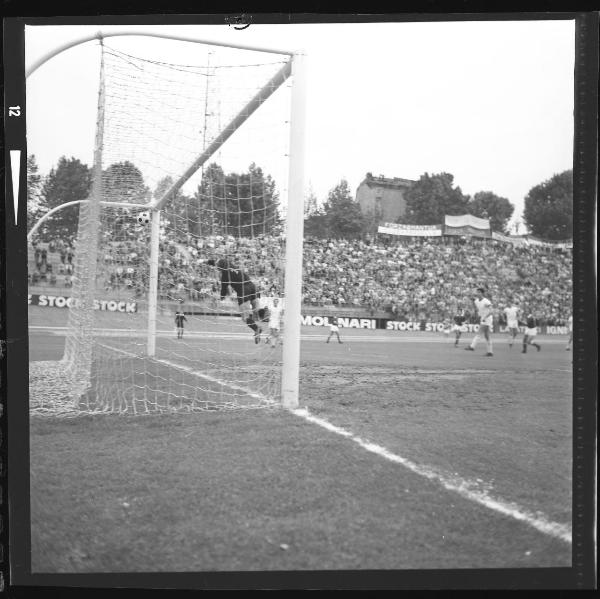 Partita Mantova-Bari 1971 - Mantova - Stadio Danilo Martelli - Azione d'attacco dei biancorossi - Gol di Toschi