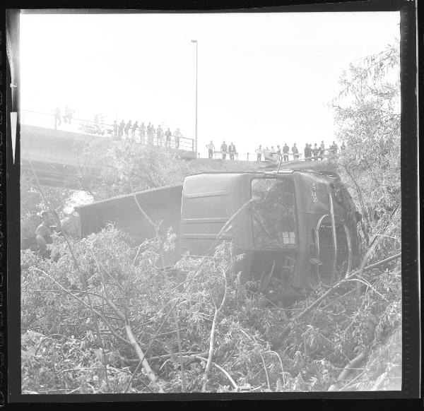 Incidente stradale - Autocarro Fiat 690 - Borgoforte - Argine fiume Po - Curiosi