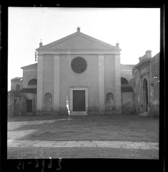 Mantova - Via Vittorino da Feltre - Chiesa di Santo Spirito - Facciata - Sagrato