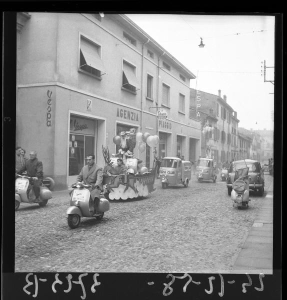 Iniziativa "Vespa Club" - Sfilata natalizia di Babbo Natale in slitta, "Vespa" e "Ape" - Partenza - Mantova - Via Montanara e Curtatone