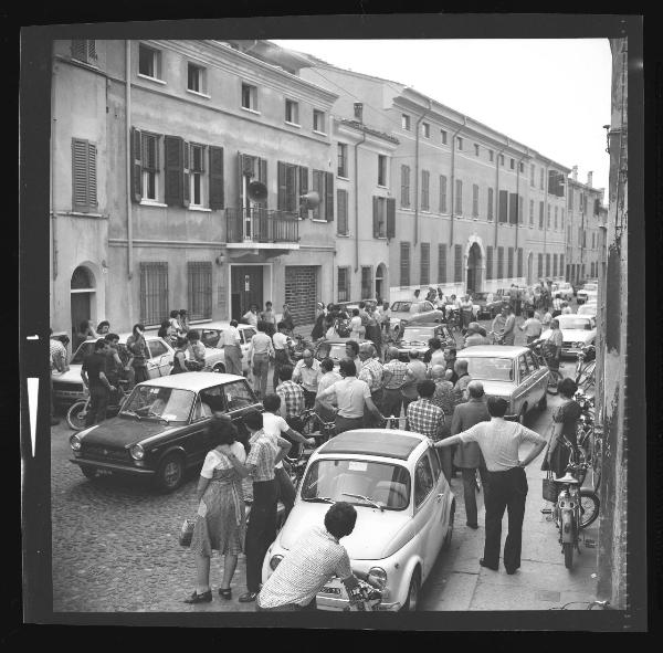 Elezioni Camera e Senato 1976 - Mantova - Via Conciliazione - Sede P.C.I. - Attesa risultati