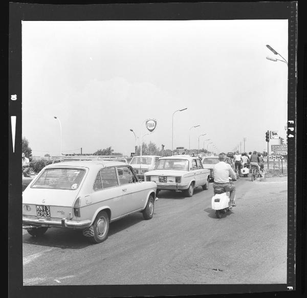 Traffico estivo - Mantova - Via Legnago - Auto in uscita dalla città