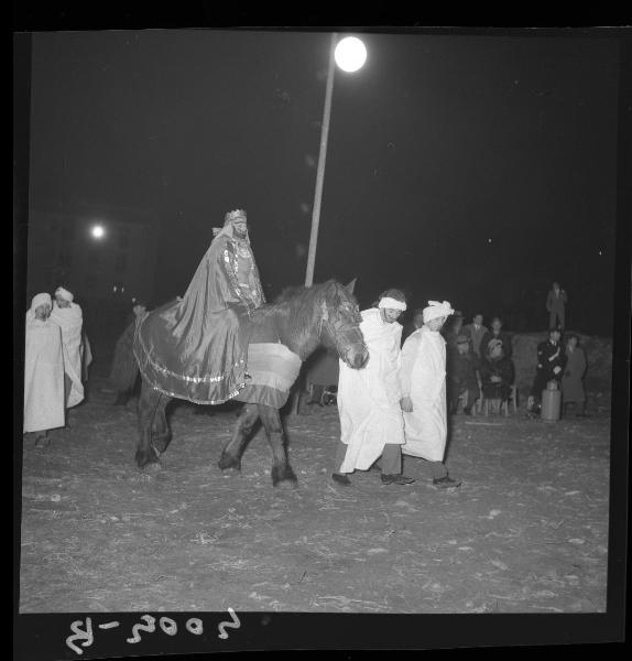 Ritratto di gruppo - Figurante a cavallo e figuranti a piedi - Rievocazione dell'Epifania - Cavriana