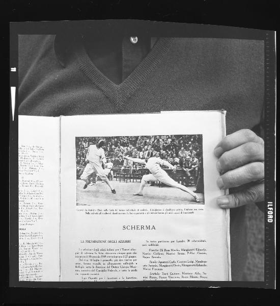 Pagina di libro con fotografia - Riproduzione - Olimpiadi di Londra 1948 - Finale del torneo individuale di sciabola - Gastone Darè e Aladár Gerevich