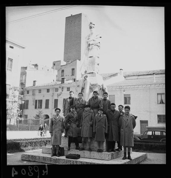 Ritratto di gruppo - Giovani studenti - Monumento a Dante Alighieri vilipeso - Mantova - Piazza Dante Alighieri