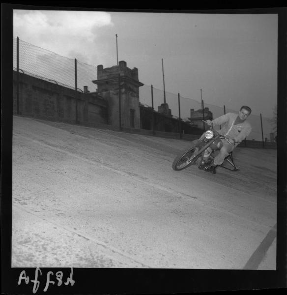 Ritratto - Adolfo Bollini alla guida della sua motocicletta - Mantova - Stadio Danilo Martelli