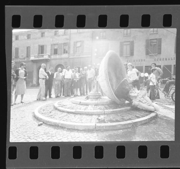 Scultura - Fontana dei Delfini - Mantova - Piazza Broletto - Danneggiamento - Curiosi