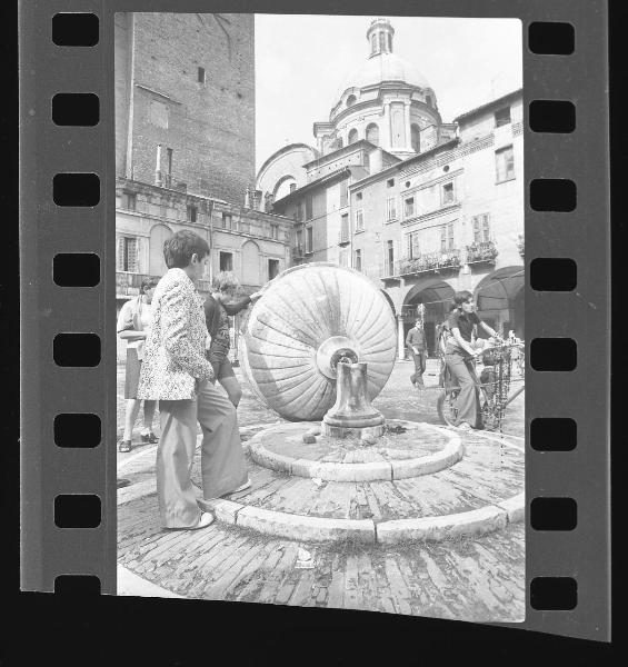 Scultura - Fontana dei Delfini - Mantova - Piazza Broletto - Danneggiamento - Bambini - Cupola di S. Andrea