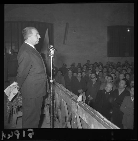 Ritratto maschile - L'on. Giuseppe Pella durante il suo comizio - Campagna elettorale 1958 - Mantova - Palazzo della Ragione - Interno