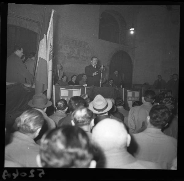 Campagna elettorale 1958 - L'on. Giuseppe Pella durante il suo comizio - Mantova - Palazzo della Ragione - Interno