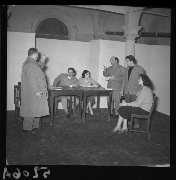 Ritratto di gruppo - Compagnia filodrammatica "Francesco Campogalliani" - Attori durante le prove - Teatro di Palazzo d'Arco - Interno