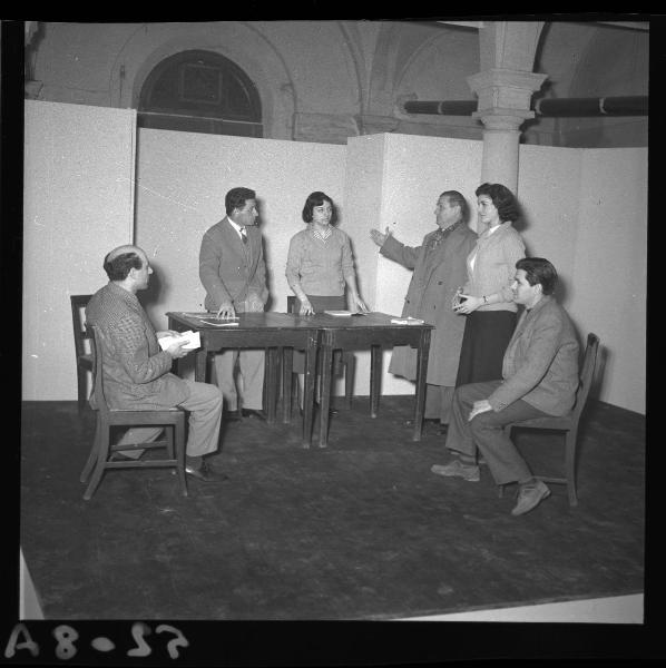 Ritratto di gruppo - Compagnia filodrammatica "Francesco Campogalliani" - Attori durante le prove - Teatro di Palazzo d'Arco - Interno