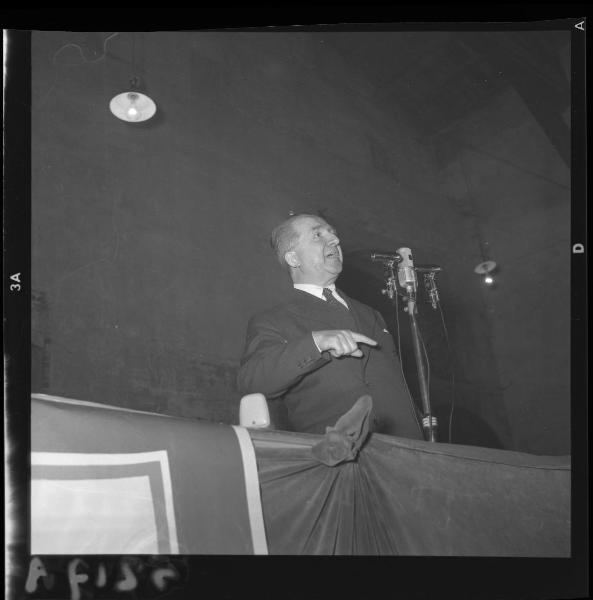 Ritratto maschile - L'on. Giuseppe Pella durante il suo comizio - Campagna elettorale 1958 - Mantova - Palazzo della Ragione - Interno