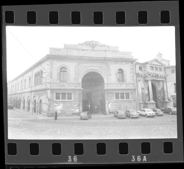 Mantova - Piazza Sordello - Mercato ortofrutticolo - Facciata esterna