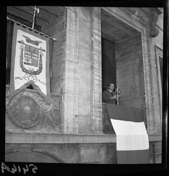 Ritratto maschile - Il sindaco on. Eugenio Dugoni durante il suo discorso - Tredicesimo anniversario della Liberazione - Mantova - Largo XXIV Maggio - Famedio dei Caduti