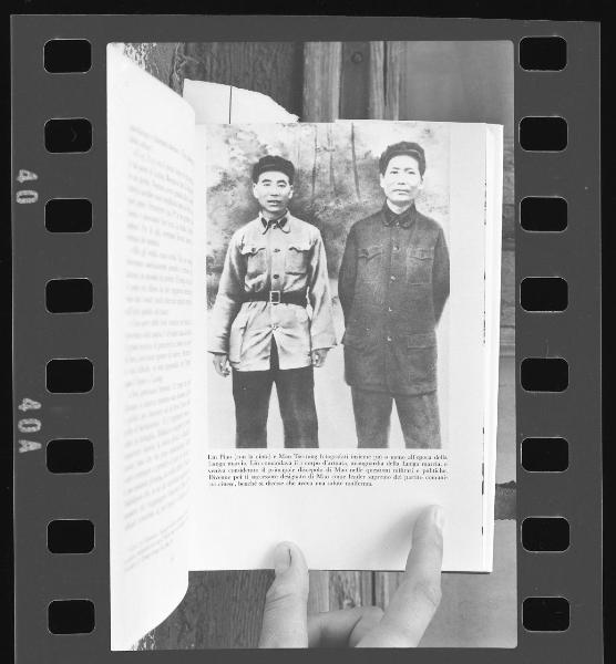 Pagina di libro con fotografia - Riproduzione - Mao Tse Tung e Lin Piao - Morte di Mao Tse Tung