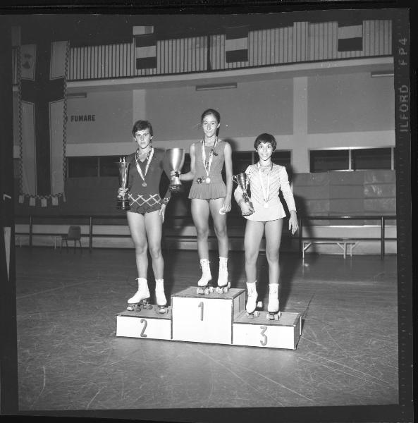 Ritratto di gruppo - Mantova - Palasport - Premiazione campionato - Pattinaggio - Roberta Sabbion, Laura Benvenuti, Fabia Frangipane