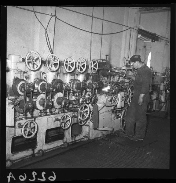 Ritratto maschile - Operaio al lavoro - Mantova - Piazza dei Mille - Fabbrica "Italpioggia" - Interno