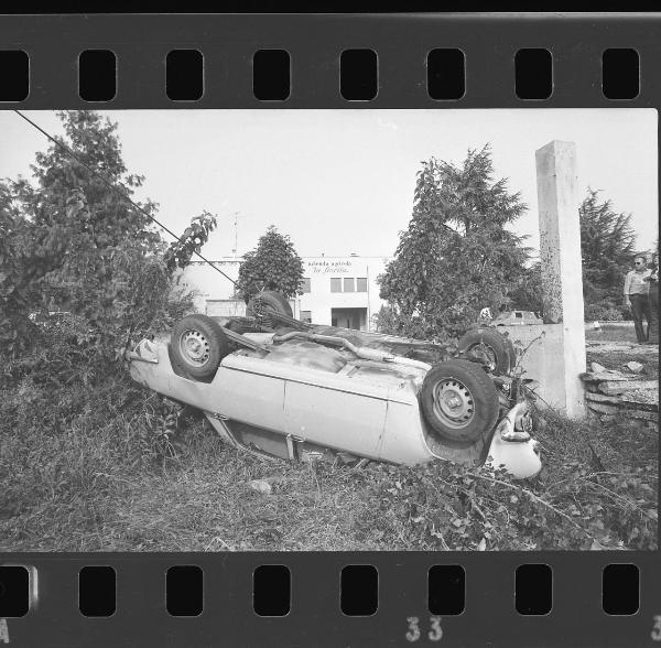 Incidente stradale - Strada Brescia Mantova - Auto incidentata - Alfa Romeo « 2000 »