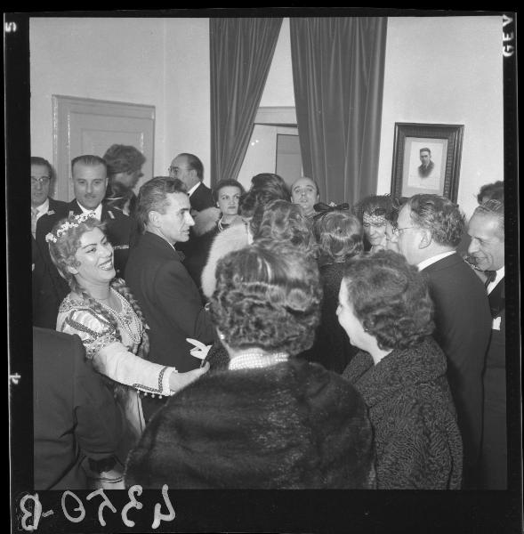 Ritratto di gruppo - Il soprano Margherita Benetti tra gli ospiti - Inaugurazione stagione lirica 1959 - Prima rappresentazione del "Trittico" pucciniano - Mantova - Teatro Sociale