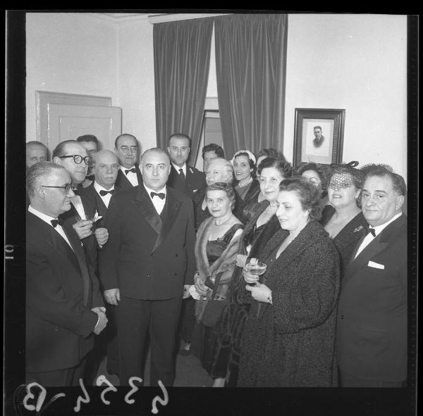 Ritratto di gruppo - Autorità e organizzatori - Inaugurazione stagione lirica 1959 - Prima rappresentazione del "Trittico" pucciniano - Mantova - Teatro Sociale