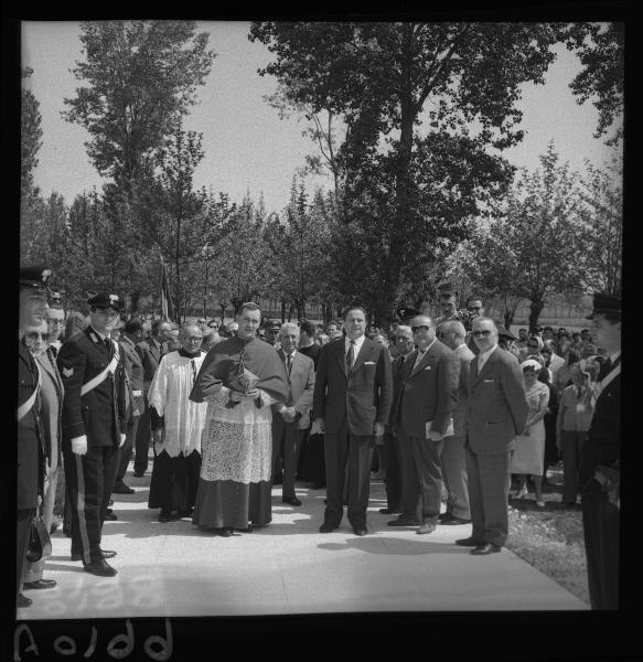 Inaugurazione del monumento ai Caduti della Mille Miglia - Il Vescovo mons. Antonio Poma con le autorità presenti - Strada provinciale Mantova-Brescia - Chilometro 21