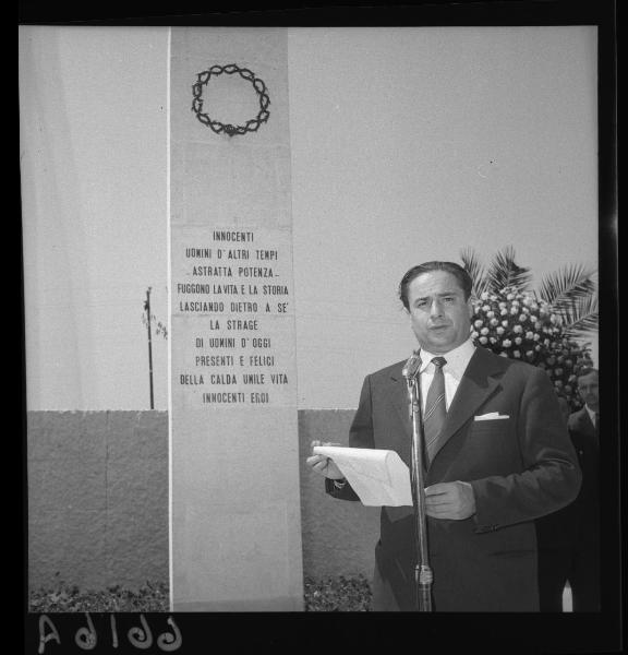 Ritratto maschile - Gastone Darè durante il suo discorso - Stele ai Caduti - Inaugurazione del monumento ai Caduti della Mille Miglia - Strada provinciale Mantova-Brescia - Chilometro 21