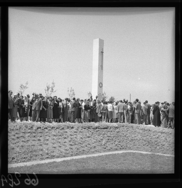 Inaugurazione del monumento ai Caduti della Mille Miglia - La folla in pellegrinaggio - Stele ai Caduti - Strada provinciale Mantova-Brescia - Chilometro 21