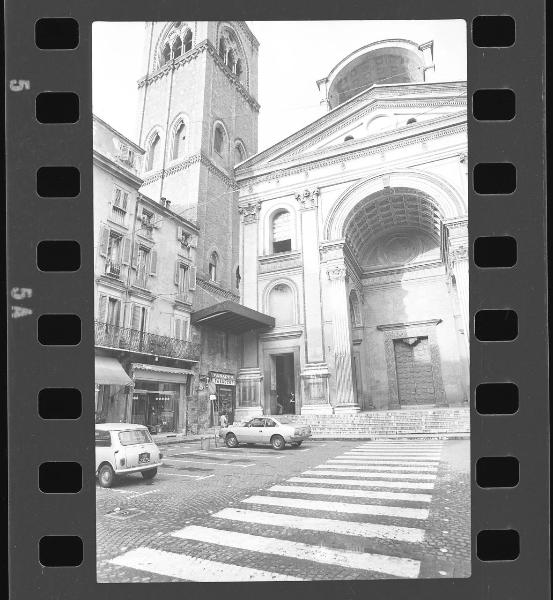 Mantova - Piazza Andrea Mantegna - Basilica di S. Andrea - Tettoia