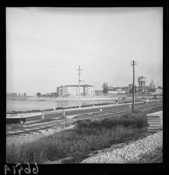 Mantova - Via dei Mulini - Ferrovia - Lago di Mezzo - Palazzo del Mago e parziale profilo della città