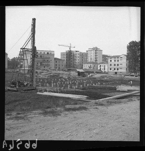 Mantova - Prima periferia - Case in costruzione - Macchina battipalo e pali di fondazione