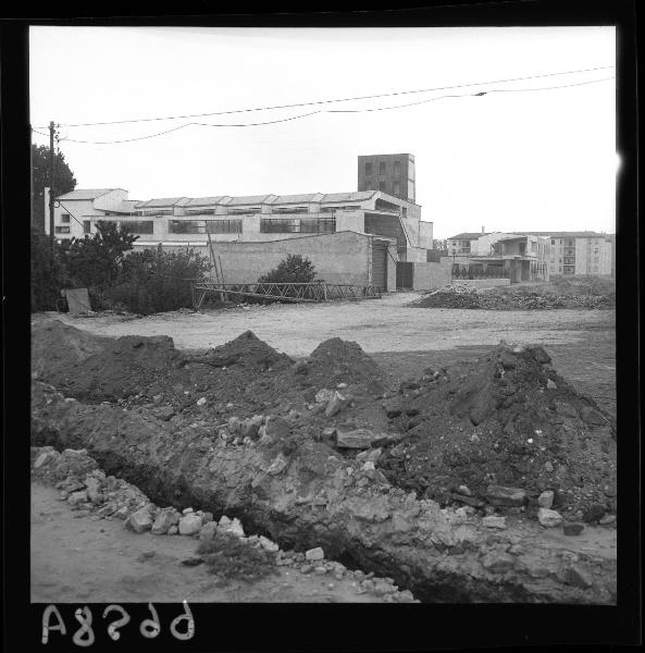 Mantova - Viale Risorgimento - Caserma dei Vigili del Fuoco in costruzione - Scavo e mucchi di terra