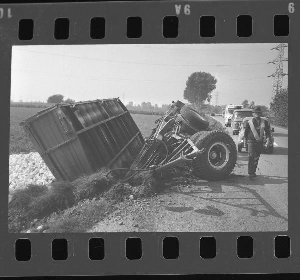 Incidente stradale - Strada Ostigliese - Formigosa - Autocarro incidentato