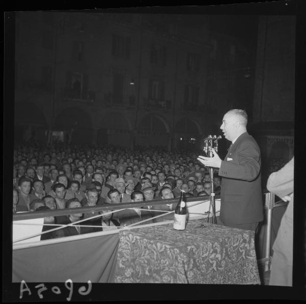 Ritratto maschile - Il Ministro della Difesa on. Paolo Emilio Taviani durante il suo comizio - Campagna elettorale 1958 - Mantova - Piazza Erbe