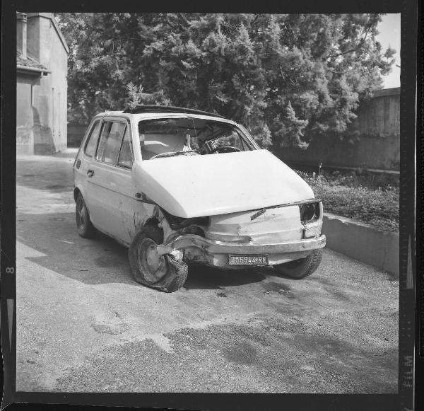 Incidente stradale - Auto incidentata - «Fiat 126» - Parte anteriore