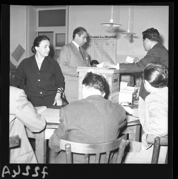 Ritratto maschile - Gastone Darè all'urna elettorale - Elezioni politiche 1958 - Mantova - Sezione di via Cairoli