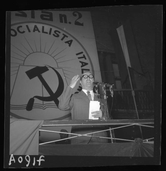 Ritratto maschile - Il sindaco on. Eugenio Dugoni durante il suo comizio - Elezioni politiche 1958 - Mantova - Piazza Erbe