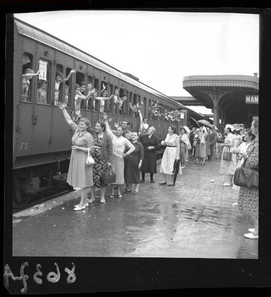 Ritratto di gruppo - Famiglie nell'atto di salutare i propri bambini sul treno - Mantova - Stazione ferroviaria - Partenza dei bambini per la colonia marina di Cervia