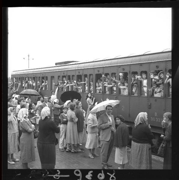 Ritratto di gruppo - Famiglie nell'atto di salutare i propri bambini sul treno - Mantova - Stazione ferroviaria - Partenza dei bambini per la colonia marina di Cervia