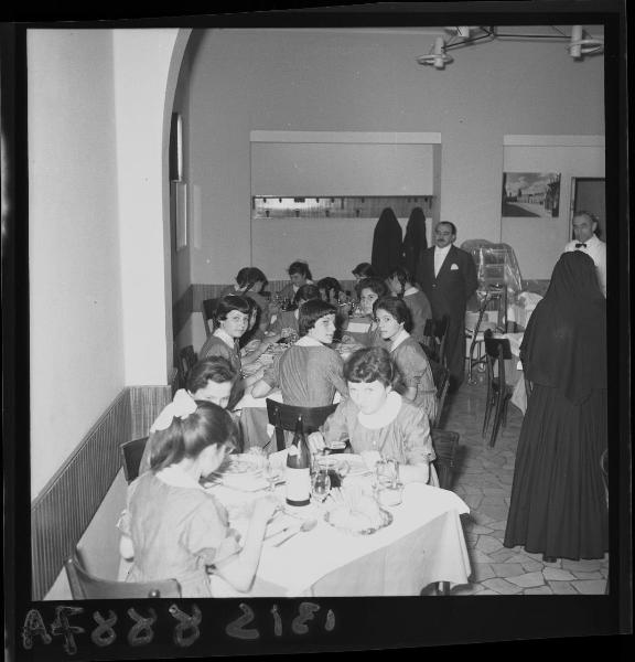 Ritratto di gruppo - Ragazze orfane a pranzo - Mantova - Piazza Cavallotti - Ristorante "Gastone" - Interno