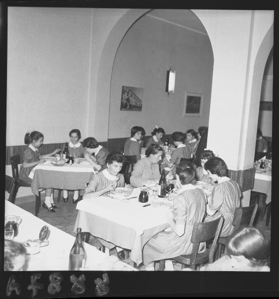 Ritratto di gruppo - Ragazze orfane a pranzo - Mantova - Piazza Cavallotti - Ristorante "Gastone" - Interno