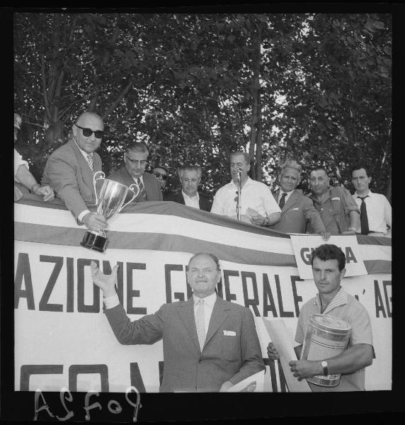 Ritratto di gruppo - Palmiro Tonna e Pietro Noci nell'atto di ricevere la coppa - Roncoferraro - Concorso nazionale di motoaratura - Premiazione