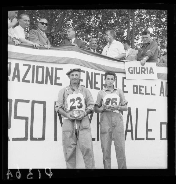 Ritratto di gruppo - Due vincitori e membri della giuria - Roncoferraro - Concorso nazionale di motoaratura - Premiazione