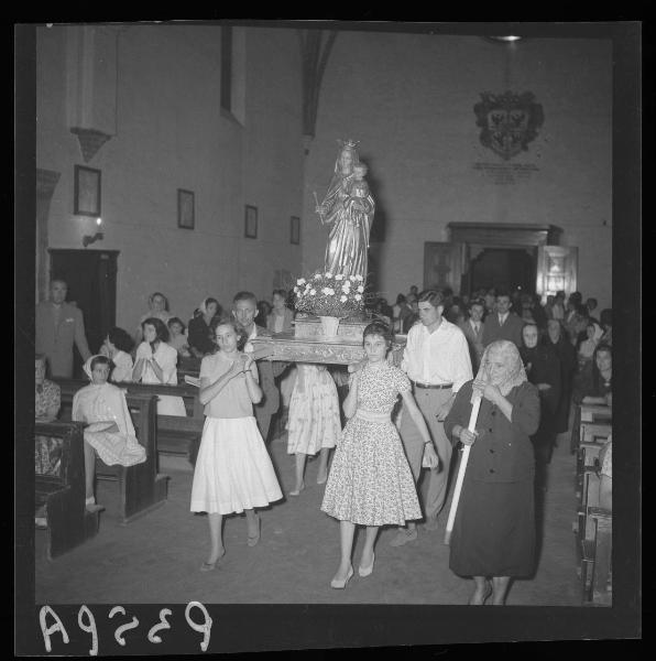 Ritratto di gruppo - Ragazze e uomini nell'atto di trasportare il baldacchino con la statua della Vergine - Processione mariana - Mantova - Borgo Angeli - Parrocchiale - Interno / Processione mariana - Trasporto del baldacchino con la statua della Vergine - Mantova - Borgo Angeli - Parrocchiale - Interno