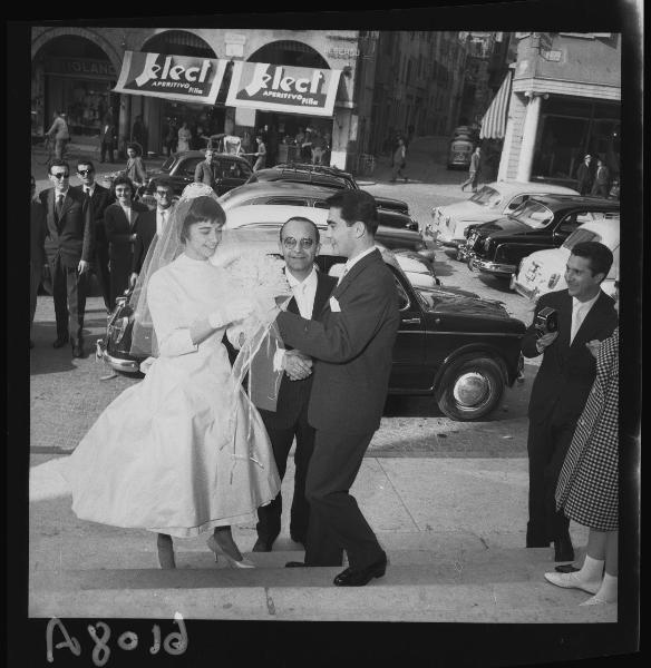 Ritratto di gruppo - Arrivo degli sposi davanti alla chiesa - Matrimonio Gibertoni-Taddei - Mantova - Piazza Mantegna