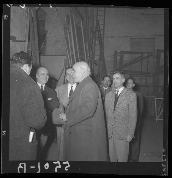 Ritratto di gruppo - Il baritono Gino Bechi al suo arrivo con altre personalità - Stagione lirica 1959 - "Barbiere di Siviglia" - Mantova - Teatro Sociale - Interno